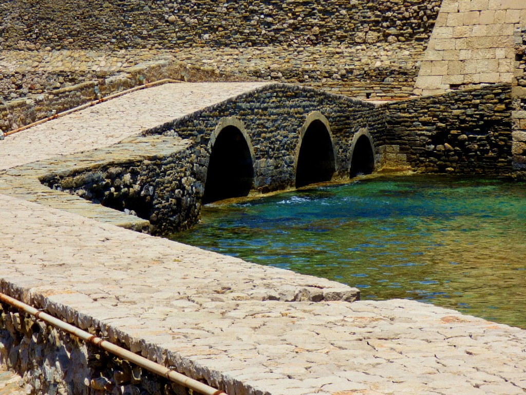 The bridge connecting the Bourtzi to the main castle