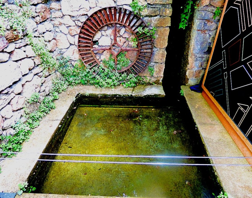 Piscina and iron wheel