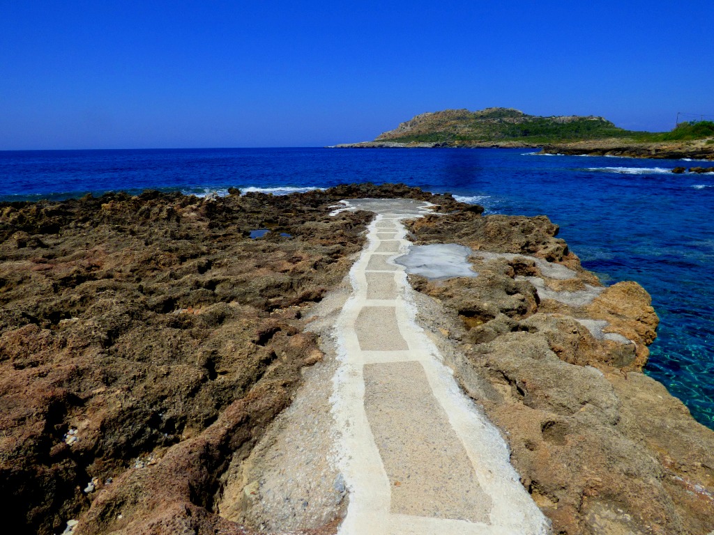 The path to the edge of the sea