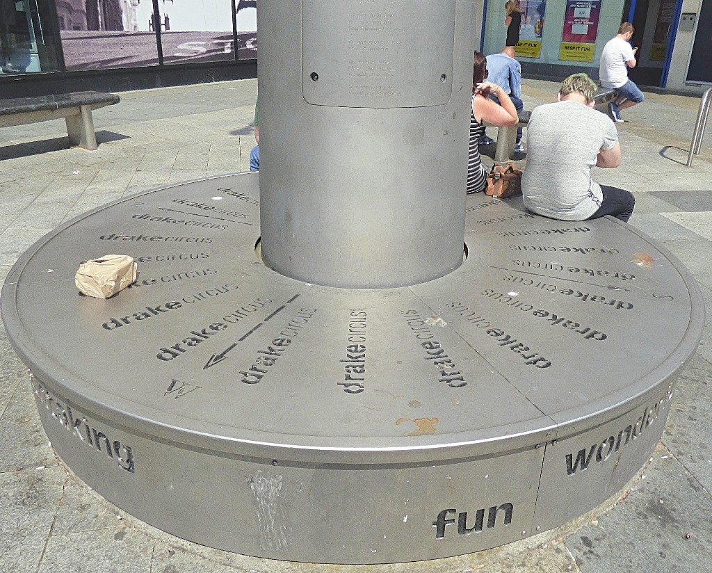 Drake Circus circular bench