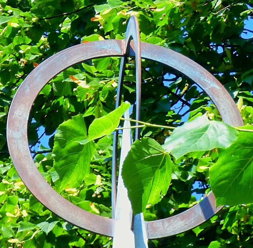 Interlocking metal circles above one of tghe uprights of the arch