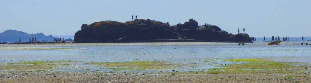 Outcrop observation point near start of causeway